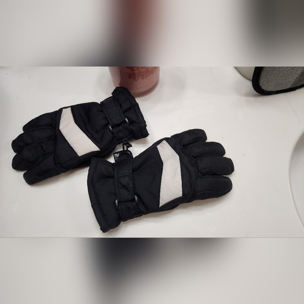 3M Thinsulate Kids Winter Gloves Black/White Med Black and White Winter Gloves